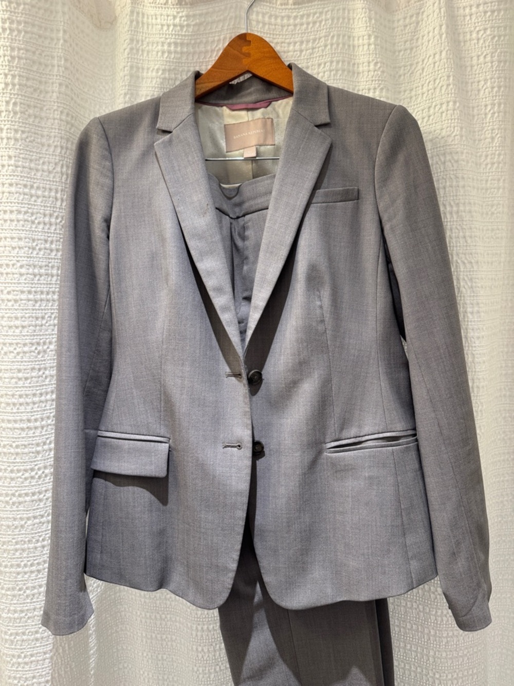 Banana Republic gray pant suit, jacket size 10, pants size 4. Great condition.